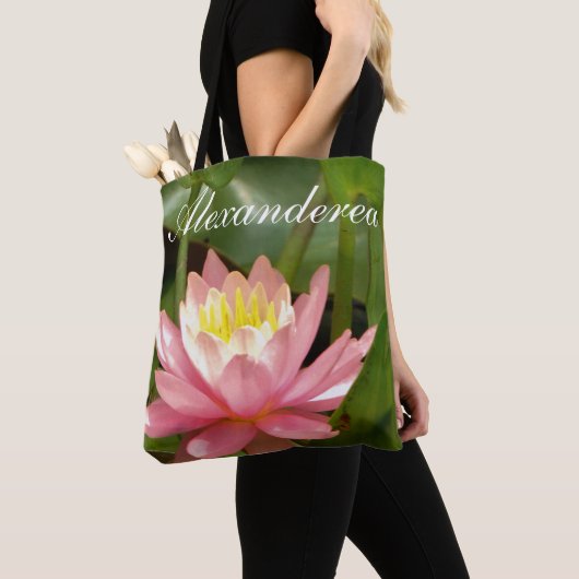 Cute roze bloem gepersonaliseerd met de naam Bride Tote Bag (Dichtbij)
