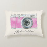 Cute roze camera Gepersonaliseerde fotograaf Gift Accent Kussen<br><div class="desc">Deze stijlvolle gooikussens is voorzien van een retrostijl waterverf camera in roze. Pas het aan met jouw naam. Geweldig cadeauidee voor fotografen.</div>