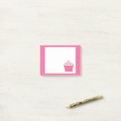 Cute roze cupcake, persoonlijke advertentie in not post-it® notes (Op bureau)