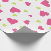 Cute roze en Green Tumbling Hearts Pattern Cadeaupapier (Hoek)
