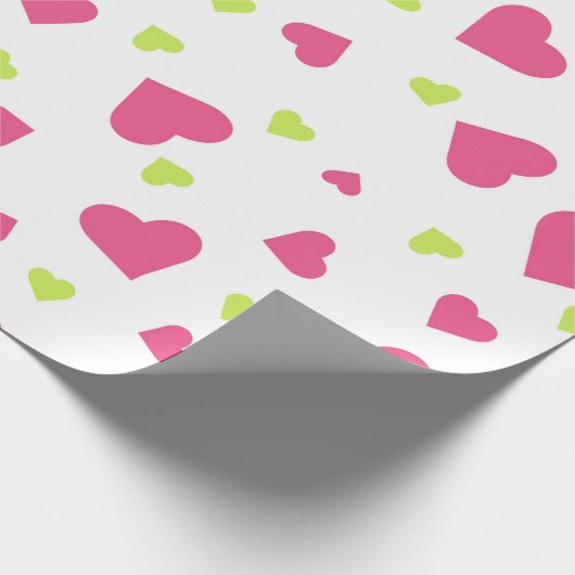Cute roze en Green Tumbling Hearts Pattern Cadeaupapier (Hoek)