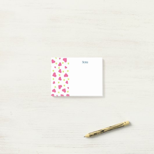 Cute roze en Green Tumbling Hearts Pattern Post-it® Notes (Op bureau)