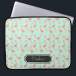 Cute Roze en Mint Flamingo patroon | Naam toevoege Laptop Sleeve<br><div class="desc">Dit is een tekening van een flamingo vogel die in een patroon werd gemaakt. De achtergrond is een  muntkleur.  Er is een lijst in het ontwerp waar u jouw naam kunt laten drukken.</div>
