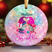 Cute roze faux glitter gnome kerstmonogram keramisch ornament