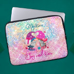 Cute roze faux glitter gnome kerstmonogram laptop sleeve<br><div class="desc">elegante elegante elegante glitter in een eenhoorn regenboogroze kleuren gnome kerstlaptop hoes. Mooie, moderne en koele cover voor de trendbarige en kunstliefhebbende heuptrendsetter. Dit stijlvolle, mooie ontwerp zou geweldig zijn voor meisjes die genieten van trendy dunne design. Show van uw persoonlijke stijl, stijlvol, stijlvol, stijlvol en stijlvol met een uniek...</div>