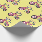Cute roze kinder fietsenafbeelding cartoon cadeaupapier (Hoek)