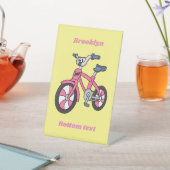 Cute roze kinder fietsenafbeelding cartoon reclamebord met voetstuk (Insitu)