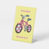 Cute roze kinder fietsenafbeelding cartoon reclamebord met voetstuk (Voorkant)