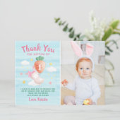 Cute Roze Konijn met Wortel Foto Verjaardag Bedankkaart (Staand voorkant)