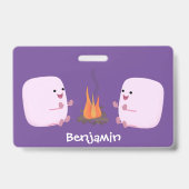 Cute roze marshmallows bij kampvuur cartoon badge (Achterkant)