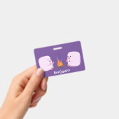 Cute roze marshmallows bij kampvuur cartoon badge (Handheld)