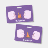 Cute roze marshmallows bij kampvuur cartoon badge (Voor- en achterkant)