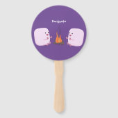 Cute roze marshmallows bij kampvuur cartoon handwaaier (Achterkant)