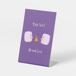 Cute roze marshmallows bij kampvuur cartoon reclamebord met voetstuk