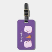 Cute roze marshmallows by kamp fire cartoon bagagelabel (Voorkant verticaal)