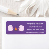 Cute roze marshmallows by kamp fire cartoon etiket (Insitu)