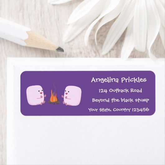 Cute roze marshmallows by kamp fire cartoon etiket (Insitu)