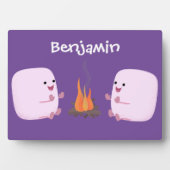 Cute roze marshmallows by kamp fire cartoon fotoplaat (voorkant)