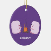 Cute roze marshmallows by kamp fire cartoon keramisch ornament (Rechts)