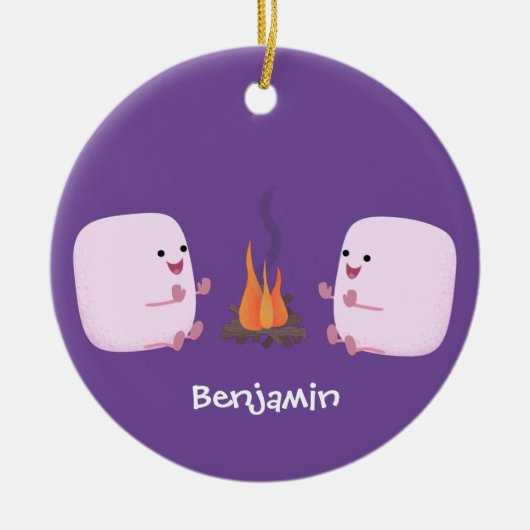 Cute roze marshmallows by kamp fire cartoon keramisch ornament (Voorkant)