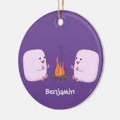 Cute roze marshmallows by kamp fire cartoon keramisch ornament (Links)