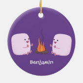 Cute roze marshmallows by kamp fire cartoon keramisch ornament (Achterkant)