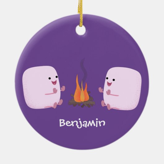 Cute roze marshmallows by kamp fire cartoon keramisch ornament (Achterkant)