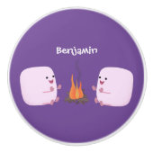 Cute roze marshmallows by kamp fire cartoon keramische knop (Voorkant)