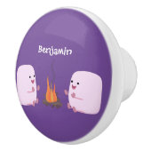 Cute roze marshmallows by kamp fire cartoon keramische knop (Rechts)
