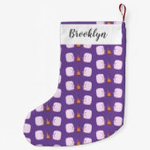 Cute roze marshmallows by kamp fire cartoon kleine kerstsok (Achterkant)