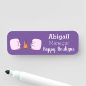 Cute roze marshmallows by kamp fire cartoon naamplaatje (In situ)