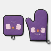 Cute roze marshmallows by kamp fire cartoon ovenwant & pannenlap set (Voorkant)
