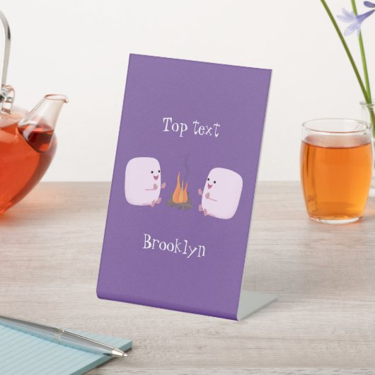 Cute roze marshmallows by kamp fire cartoon reclamebord met voetstuk (Insitu)