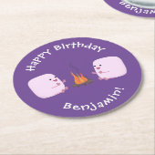 Cute roze marshmallows by kamp fire cartoon ronde kartonnen onderzetter (Gebogen)