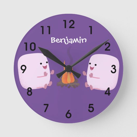 Cute roze marshmallows by kamp fire cartoon ronde klok (Voorkant)