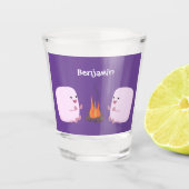 Cute roze marshmallows by kamp fire cartoon shot glas (Voorkant)