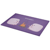 Cute roze marshmallows by kamp fire cartoon snijplank (Hoek)