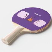 Cute roze marshmallows by kamp fire cartoon tafeltennisbatje (Voorkant Gekanteld)
