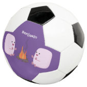 Cute roze marshmallows by kamp fire cartoon voetbal (Drie kwart)