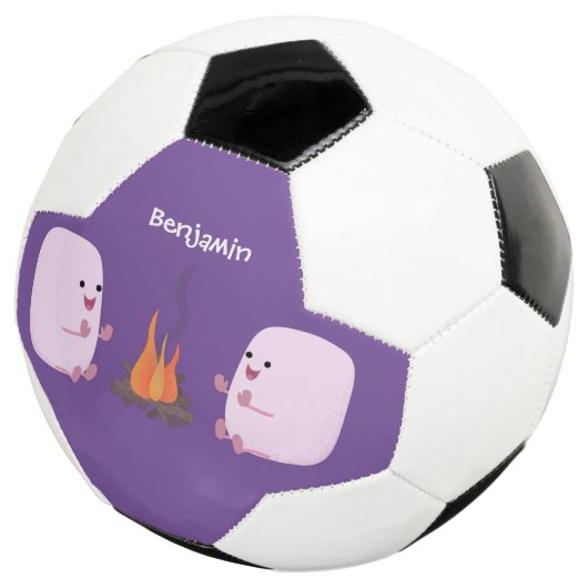 Cute roze marshmallows by kamp fire cartoon voetbal (Drie kwart)