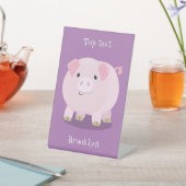 Cute roze pot bellied pig cartoon illustratie reclamebord met voetstuk (Insitu)