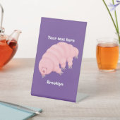 Cute roze tardigrade water beer cartoon reclamebord met voetstuk (Insitu)