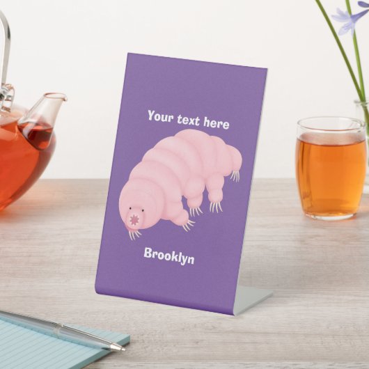 Cute roze tardigrade water beer cartoon reclamebord met voetstuk (Insitu)