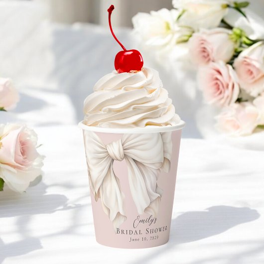 Cute roze witte strik op roze bruidsfeest papieren bekers