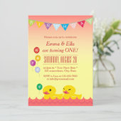 Cute Rubber Ducks Twin Girls Birthday Party Kaart (Staand voorkant)