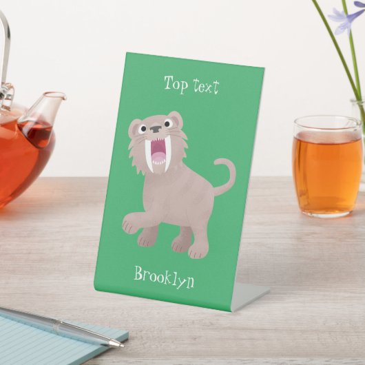 Cute Saber Toothed Tiger Smilodon cartoon Reclamebord Met Voetstuk (Insitu)