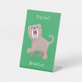 Cute Saber Toothed Tiger Smilodon cartoon Reclamebord Met Voetstuk (Voorkant)