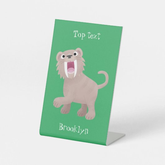 Cute Saber Toothed Tiger Smilodon cartoon Reclamebord Met Voetstuk (Voorkant)