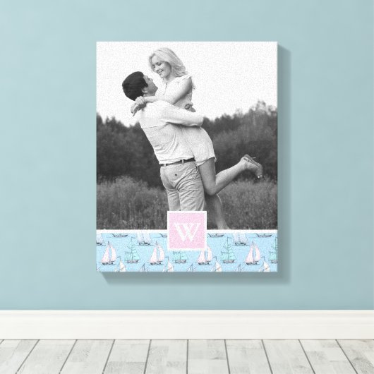Cute Sailboot | Foto met monogram | Monogram Canvas Afdruk (Insitu (Houten vloer))