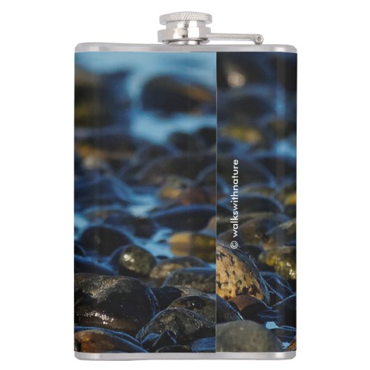 Cute Sanderling Sandpiper Shorebird Dines on Clam Heupfles (Achterkant)